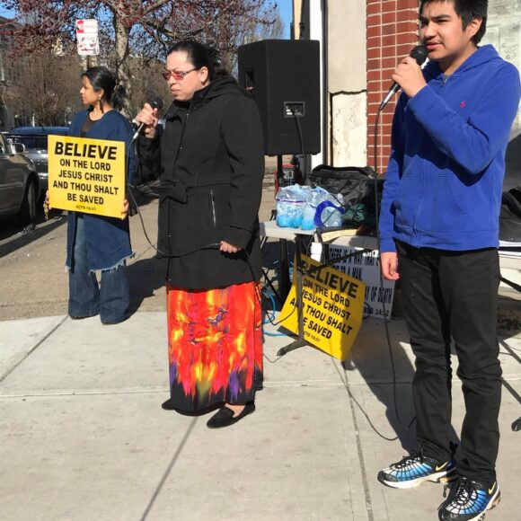Grupo del Ministerio de Evangelismo con proposito compartiendo el mensaje de Jesucristo en las calles de Trenton, NJ.