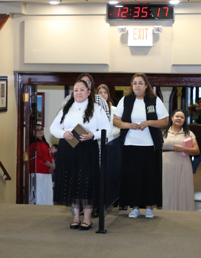 Grupo de padres con sus hijos en la presentación de niños Iglesia AD-Trenton
