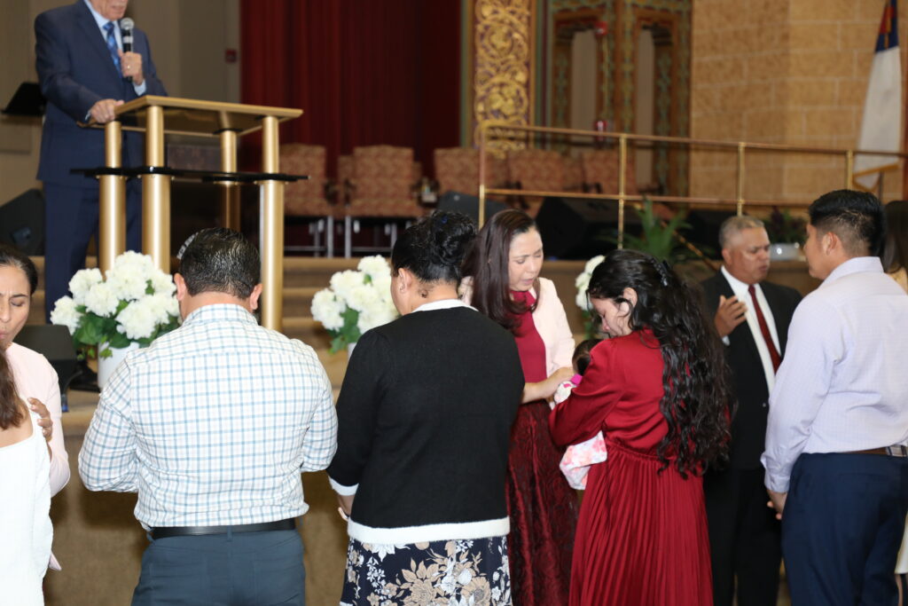 Ujieres Iglesia AD-Trenton N.J. Ministrando en la presentación de niños.
