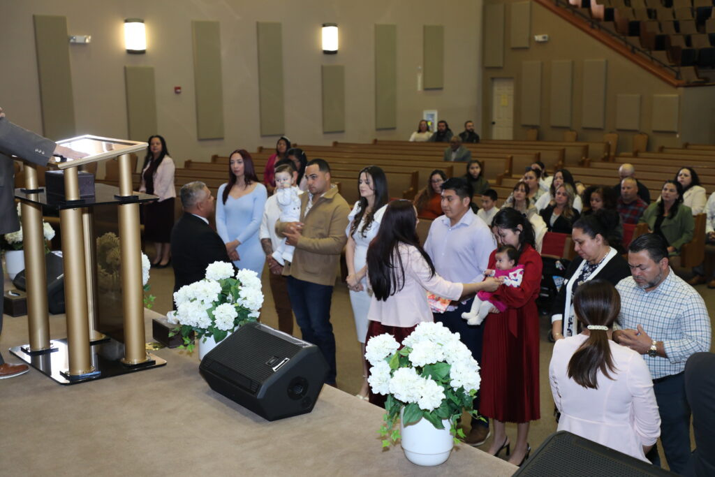 Grupo de padres con sus hijos en la presentación de niños Iglesia AD-Trenton