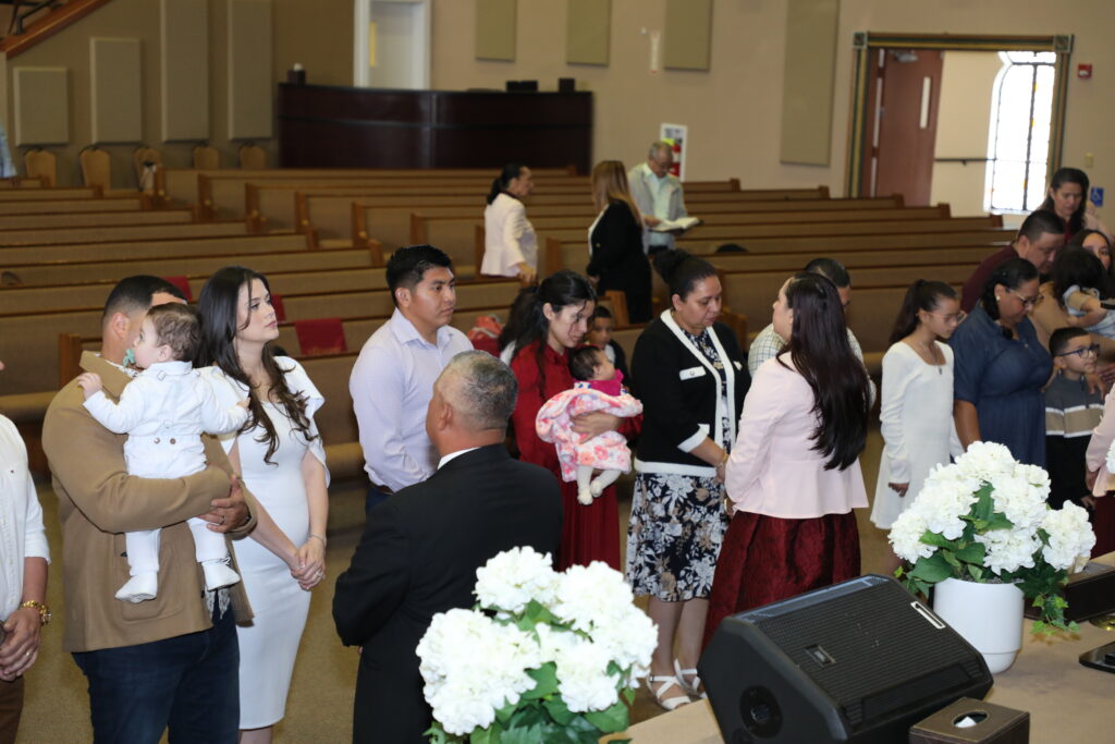 Grupo de padres con sus hijos en la presentación de niños Iglesia AD-Trenton