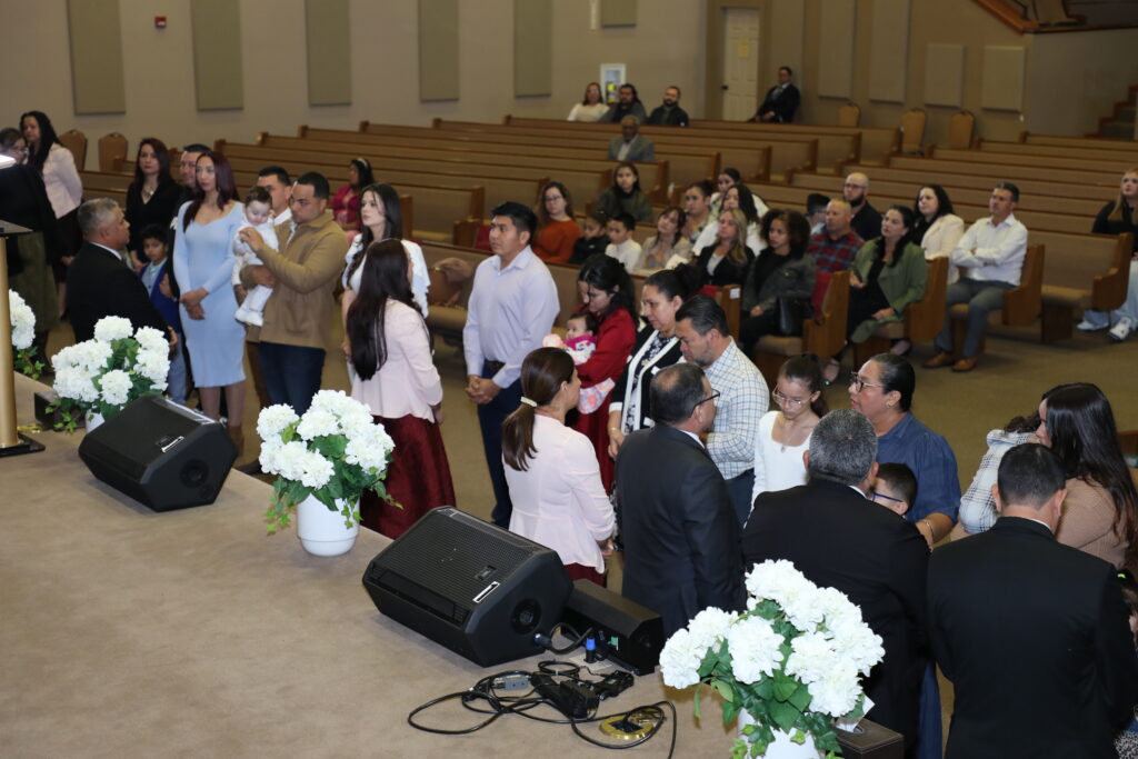 Grupo de padres con sus hijos en la presentación de niños Iglesia AD-Trenton