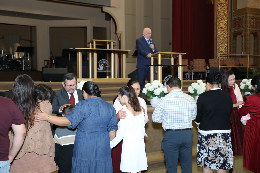 Ujieres Iglesia AD-Trenton N.J. Ministrando en la presentación de niños.