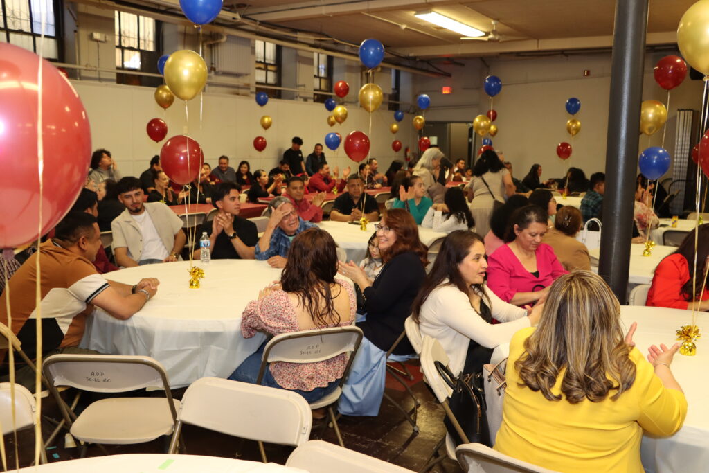 Vista general del salón decorado para la celebración del cumpleaños