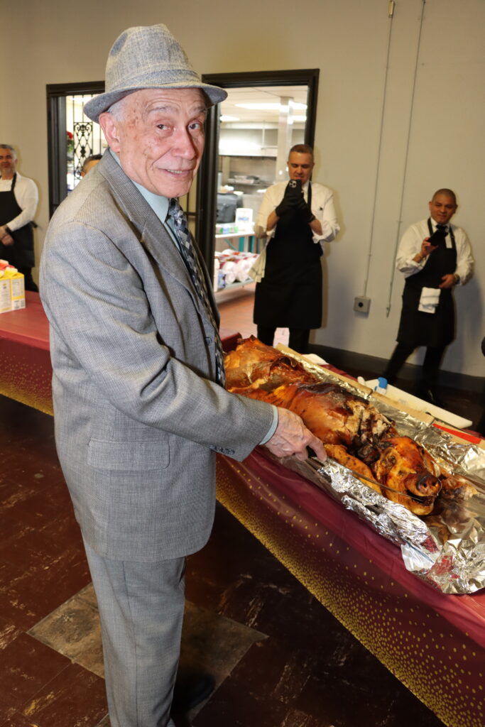 Pastor José Rodríguez sonriendo durante su celebración de cumpleaños número 85