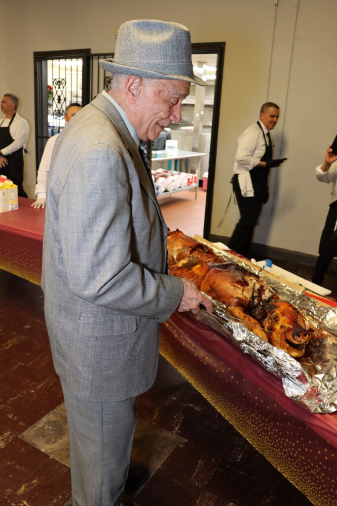 Pastor José Rodríguez sonriendo durante su celebración de cumpleaños número 85