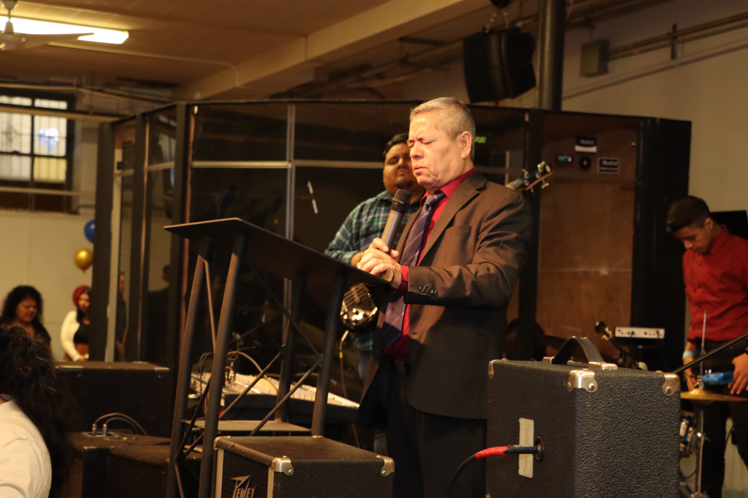 Momento de oración en la celebración del cumpleaños 85 del Pastor José Rodríguez
