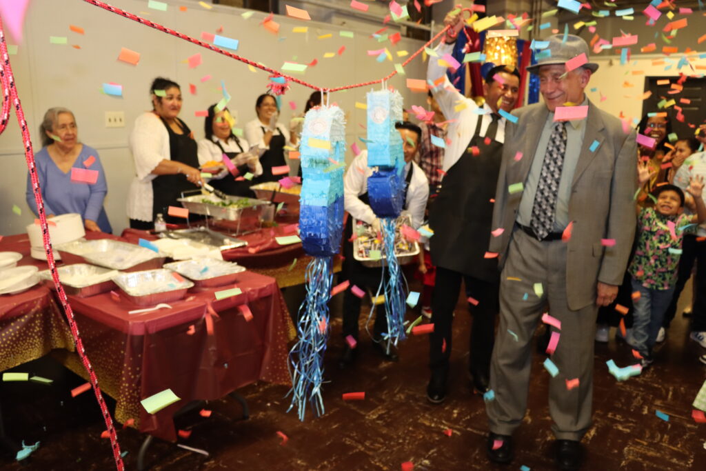 Pastor José Rodríguez recibiendo un reconocimiento durante la celebración