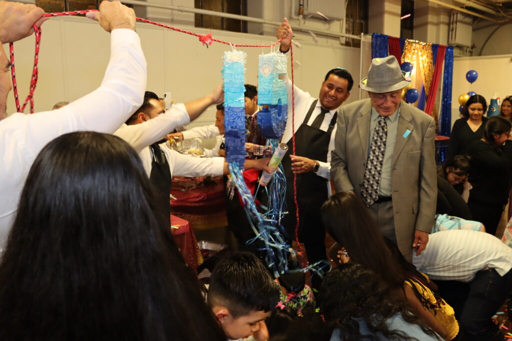 Pastor José Rodríguez recibiendo un reconocimiento durante la celebración