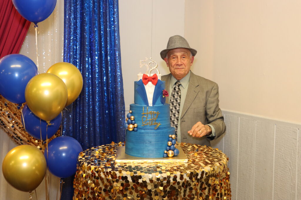 Pastor José Rodríguez sonriendo durante su celebración de cumpleaños número 85